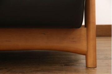中古　美品　IDC大塚家具　チェリー材　本革　モダンなデザインが目を引く、3人掛けポラダ風レザーソファ(定価約60万円)(三人掛けソファ、3P)(R-057578)