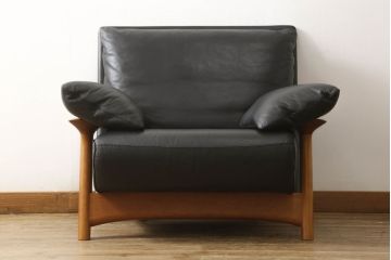 中古　美品　IDC大塚家具　チェリー材　本革　ポラダ風　モダンな大人空間を演出する一人掛けレザーソファ(アームソファ、アームチェア)(R-057579)