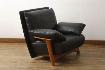 中古　美品　IDC大塚家具　チェリー材　本革　ポラダ風　モダンな大人空間を演出する一人掛けレザーソファ(アームソファ、アームチェア)(R-057579)