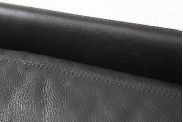 中古　美品　IDC大塚家具　チェリー材　本革　ポラダ風　モダンな大人空間を演出する一人掛けレザーソファ(アームソファ、アームチェア)(R-057579)