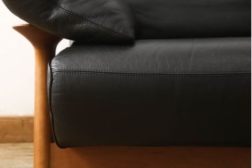 中古　美品　IDC大塚家具　チェリー材　本革　ポラダ風　モダンな大人空間を演出する一人掛けレザーソファ(アームソファ、アームチェア)(R-057579)
