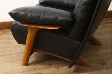 中古　美品　IDC大塚家具　チェリー材　本革　ポラダ風　モダンな大人空間を演出する一人掛けレザーソファ(アームソファ、アームチェア)(R-057579)