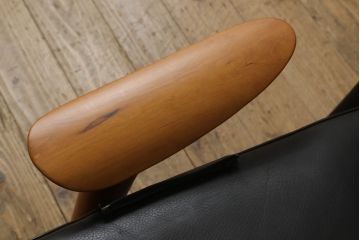 中古　美品　IDC大塚家具　チェリー材　本革　ポラダ風　モダンな大人空間を演出する一人掛けレザーソファ(アームソファ、アームチェア)(R-057579)