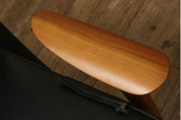 中古　美品　IDC大塚家具　チェリー材　本革　ポラダ風　モダンな大人空間を演出する一人掛けレザーソファ(アームソファ、アームチェア)(R-057579)