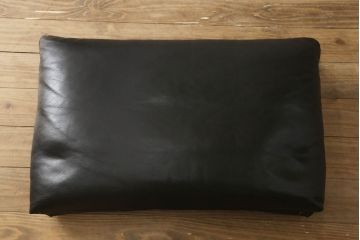 中古　美品　IDC大塚家具　チェリー材　本革　ポラダ風　モダンな大人空間を演出する一人掛けレザーソファ(アームソファ、アームチェア)(R-057579)