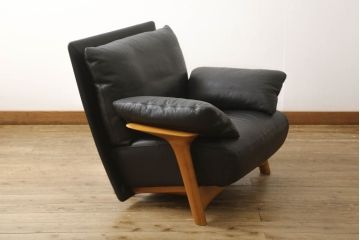 中古　美品　IDC大塚家具　チェリー材　本革　ポラダ風　モダンな大人空間を演出する一人掛けレザーソファ(アームソファ、アームチェア)(R-057580)