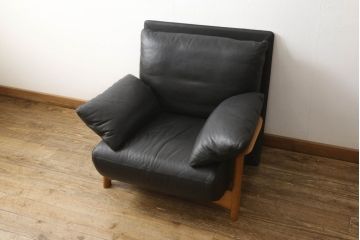中古　美品　IDC大塚家具　チェリー材　本革　ポラダ風　モダンな大人空間を演出する一人掛けレザーソファ(アームソファ、アームチェア)(R-057580)