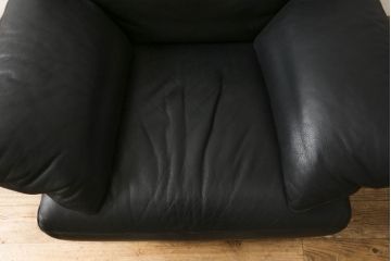 中古　美品　IDC大塚家具　チェリー材　本革　ポラダ風　モダンな大人空間を演出する一人掛けレザーソファ(アームソファ、アームチェア)(R-057580)