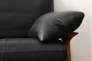 中古　美品　IDC大塚家具　チェリー材　本革　ポラダ風　モダンな大人空間を演出する一人掛けレザーソファ(アームソファ、アームチェア)(R-057580)