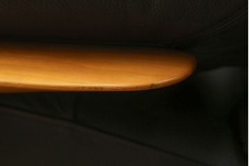 中古　美品　IDC大塚家具　チェリー材　本革　ポラダ風　モダンな大人空間を演出する一人掛けレザーソファ(アームソファ、アームチェア)(R-057580)