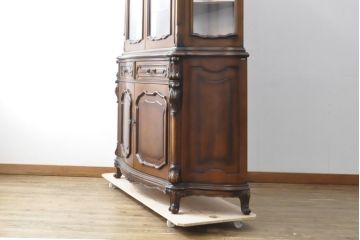 中古　カリモク家具(karimoku)　domani(ドマーニ)　Louis(ルイ)XVシリーズ　優美な装飾がクラシカルな雰囲気を高めるキャビネット(定価約186万円)(食器棚、カップボード、収納棚、戸棚、飾り棚)(R-057581)