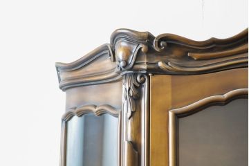 中古　カリモク家具(karimoku)　domani(ドマーニ)　Louis(ルイ)XVシリーズ　優美な装飾がクラシカルな雰囲気を高めるキャビネット(定価約186万円)(食器棚、カップボード、収納棚、戸棚、飾り棚)(R-057581)