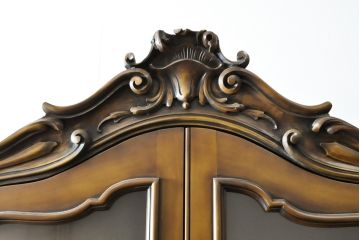 中古　カリモク家具(karimoku)　domani(ドマーニ)　Louis(ルイ)XVシリーズ　優美な装飾がクラシカルな雰囲気を高めるキャビネット(定価約186万円)(食器棚、カップボード、収納棚、戸棚、飾り棚)(R-057581)