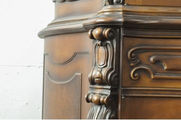 中古　カリモク家具(karimoku)　domani(ドマーニ)　Louis(ルイ)XVシリーズ　優美な装飾がクラシカルな雰囲気を高めるキャビネット(定価約186万円)(食器棚、カップボード、収納棚、戸棚、飾り棚)(R-057581)