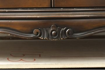 中古　カリモク家具(karimoku)　domani(ドマーニ)　Louis(ルイ)XVシリーズ　優美な装飾がクラシカルな雰囲気を高めるキャビネット(定価約186万円)(食器棚、カップボード、収納棚、戸棚、飾り棚)(R-057581)