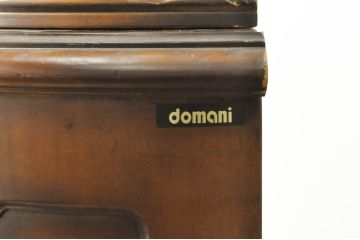 中古　カリモク家具(karimoku)　domani(ドマーニ)　Louis(ルイ)XVシリーズ　優美な装飾がクラシカルな雰囲気を高めるキャビネット(定価約186万円)(食器棚、カップボード、収納棚、戸棚、飾り棚)(R-057581)