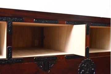 中古　美品　岩谷堂箪笥　重厚感ある金具と力強い木目が目を引く収納箪笥(和タンス、引き出し、チェスト、衣装箪笥)(R-057588)