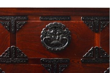 中古　美品　岩谷堂箪笥　重厚感ある金具と力強い木目が目を引く収納箪笥(和タンス、引き出し、チェスト、衣装箪笥)(R-057588)