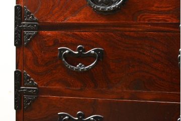 中古　美品　岩谷堂箪笥　重厚感ある金具と力強い木目が目を引く収納箪笥(和タンス、引き出し、チェスト、衣装箪笥)(R-057588)