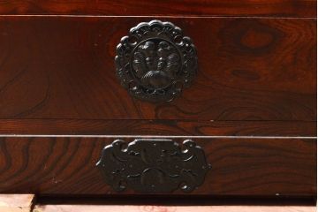 中古　美品　岩谷堂箪笥　重厚感ある金具と力強い木目が目を引く収納箪笥(和タンス、引き出し、チェスト、衣装箪笥)(R-057588)