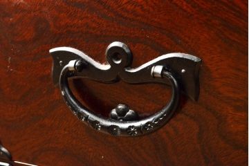 中古　美品　岩谷堂箪笥　重厚感ある金具と力強い木目が目を引く収納箪笥(和タンス、引き出し、チェスト、衣装箪笥)(R-057588)
