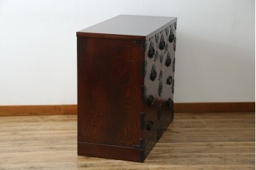 中古　美品　岩谷堂箪笥　重厚感ある金具と力強い木目が目を引く収納箪笥　(R-057588)