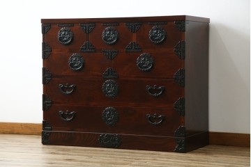 中古　美品　岩谷堂箪笥　重厚感ある金具と力強い木目が目を引く収納箪笥　(R-057588)