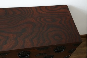 中古　美品　岩谷堂箪笥　重厚感ある金具と力強い木目が目を引く収納箪笥　(R-057588)