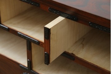 中古　美品　岩谷堂箪笥　重厚感ある金具と力強い木目が目を引く収納箪笥　(R-057588)