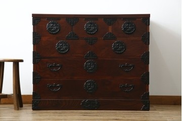 中古　美品　岩谷堂箪笥　重厚感ある金具と力強い木目が目を引く収納箪笥　(R-057588)