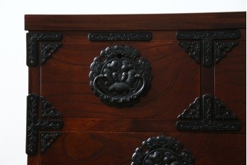 中古　美品　岩谷堂箪笥　重厚感ある金具と力強い木目が目を引く収納箪笥　(R-057588)
