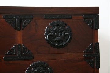 中古　美品　岩谷堂箪笥　重厚感ある金具と力強い木目が目を引く収納箪笥　(R-057588)