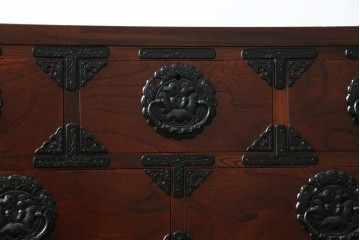 中古　美品　岩谷堂箪笥　重厚感ある金具と力強い木目が目を引く収納箪笥　(R-057588)