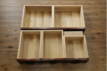 中古　美品　岩谷堂箪笥　重厚感ある金具と力強い木目が目を引く収納箪笥　(R-057588)