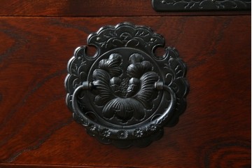 中古　美品　岩谷堂箪笥　重厚感ある金具と力強い木目が目を引く収納箪笥　(R-057588)