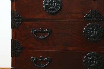 中古　美品　岩谷堂箪笥　重厚感ある金具と力強い木目が目を引く収納箪笥　(R-057588)