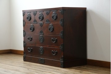 中古　美品　岩谷堂箪笥　重厚感ある金具と力強い木目が目を引く収納箪笥　(R-057588)