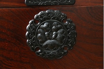 中古　美品　岩谷堂箪笥　重厚感ある金具と力強い木目が目を引く収納箪笥　(R-057588)