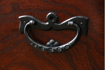 中古　美品　岩谷堂箪笥　重厚感ある金具と力強い木目が目を引く収納箪笥　(R-057588)