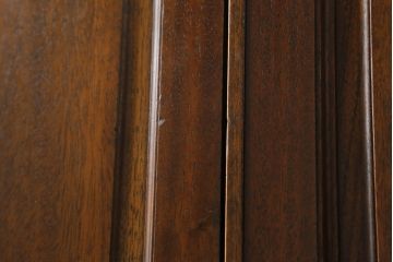 中古　美品　DREXEL HERITAGE(ドレクセルヘリテイジ)　Triune(トライユン)シリーズ　マホガニー材の木肌が美しいワードローブ(収納棚、戸棚)(R-057592)