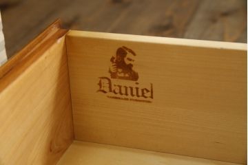 中古　美品　横浜ダニエル(daniel)　アーリーアメリカン　A-102型和タンス(定価約150万円)(引き出し、衣装盆、和箪笥、衣装箪笥、着物箪笥)(R-057593)