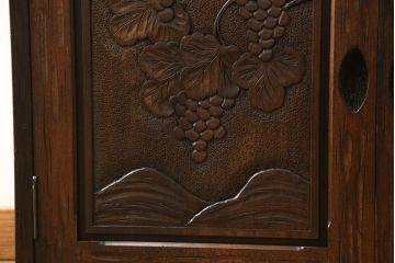 中古　伝統工芸　軽井沢彫り　葡萄の図　繊細な意匠が楽しめる収納棚(戸棚、サイドボード、サイドキャビネット、ローボード)(R-057594)