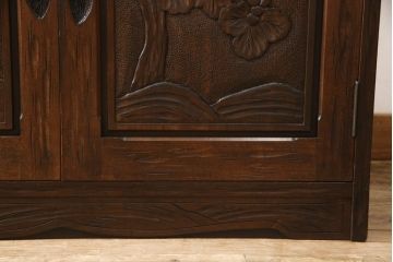 中古　伝統工芸　軽井沢彫り　葡萄の図　繊細な意匠が楽しめる収納棚(戸棚、サイドボード、サイドキャビネット、ローボード)(R-057594)