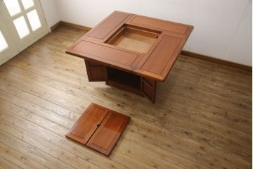 中古　美品　花梨材の温かみのある色合いと木目を楽しめる囲炉裏テーブル(カリン材、ローテーブル、ダイニングテーブル、木製火鉢)(R-057598)
