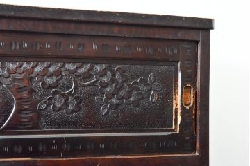 和製ビンテージ　軽井沢彫り　希少なデザイン!　細やかな彫刻を存分に楽しめる茶箪笥(水屋箪笥、茶棚、飾り棚、戸棚、収納棚、ヴィンテージ)(R-057604)