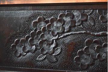 和製ビンテージ　軽井沢彫り　希少なデザイン!　細やかな彫刻を存分に楽しめる茶箪笥(水屋箪笥、茶棚、飾り棚、戸棚、収納棚、ヴィンテージ)(R-057604)
