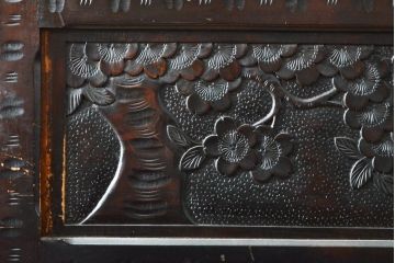 和製ビンテージ　軽井沢彫り　希少なデザイン!　細やかな彫刻を存分に楽しめる茶箪笥(水屋箪笥、茶棚、飾り棚、戸棚、収納棚、ヴィンテージ)(R-057604)