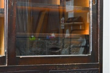 和製ビンテージ　軽井沢彫り　希少なデザイン!　細やかな彫刻を存分に楽しめる茶箪笥(水屋箪笥、茶棚、飾り棚、戸棚、収納棚、ヴィンテージ)(R-057604)