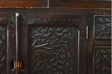 和製ビンテージ　軽井沢彫り　希少なデザイン!　細やかな彫刻を存分に楽しめる茶箪笥(水屋箪笥、茶棚、飾り棚、戸棚、収納棚、ヴィンテージ)(R-057604)