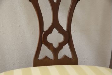 中古　美品　IDC大塚家具取り扱い　アメリカ高級家具　COUN CILL(カウンシル)(カンセル)　マホガニー材　ダイニングチェア2脚セット(2脚定価 約16万円)(椅子、イス)(R-057609)